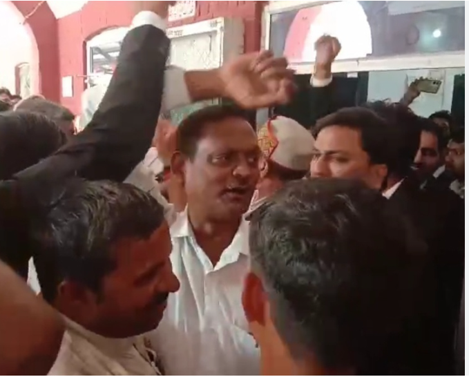 जौनपुर: DM के न मिलने से नाराज अधिवक्ताओं ने किया हंगामा