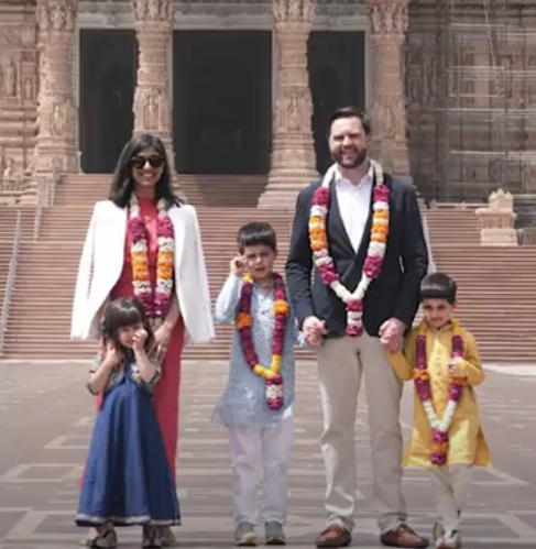 अमेरिका के उपराष्ट्रपति परिवार के साथ पहुंचे अक्षरधाम मंदिर