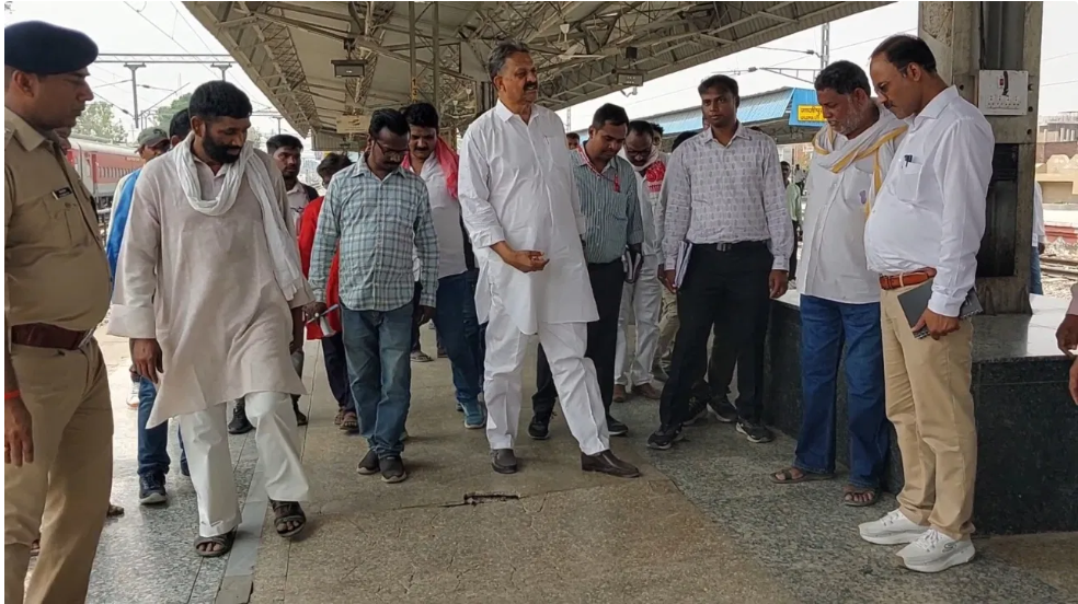 खराब हालत पर रेलवे के अधिकारियों ने किया गजब का दावा