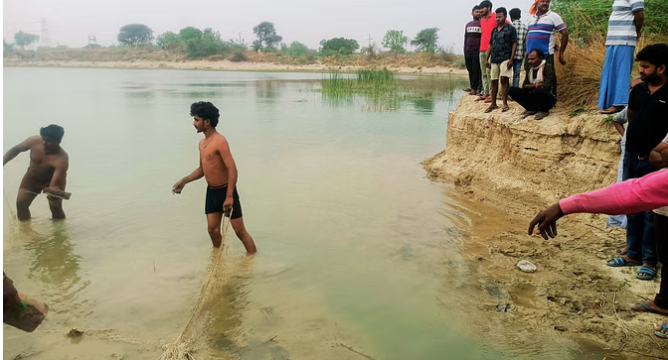 तीन मासूम बच्चों के साथ तालाब में कूदी महिला
