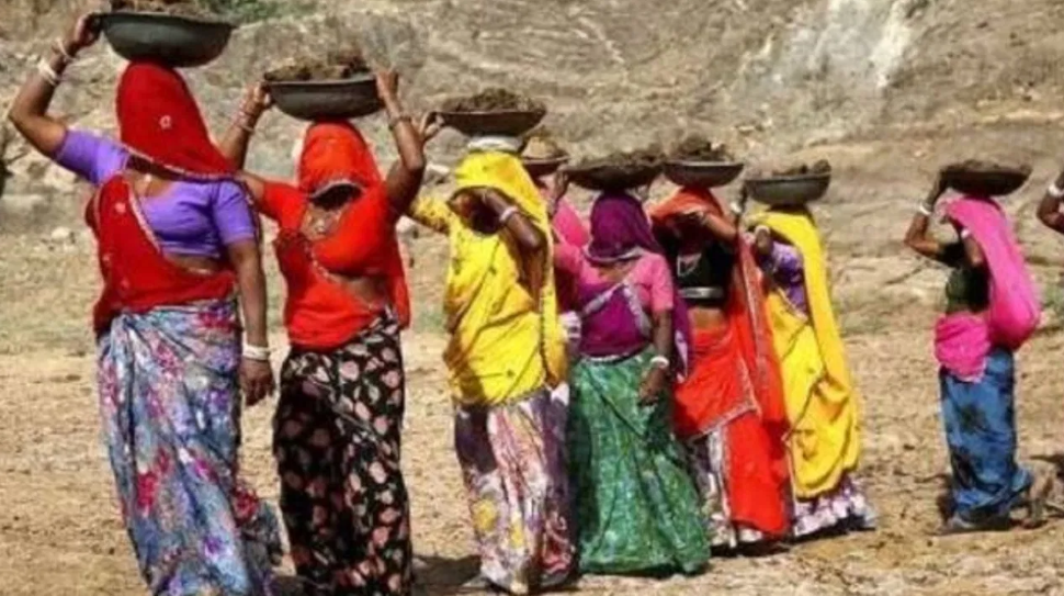 साड़ी पहन मजदूरी करने पहुंच गए पुरुष… MNREGA में हुआ गजब का फर्जीवाड़ा
