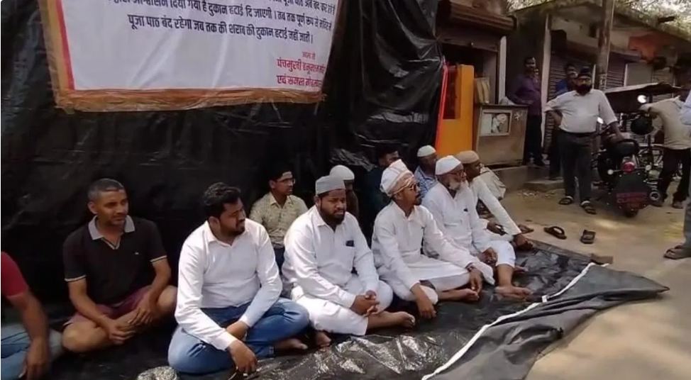 मंदिर के लिए धरने पर मुस्लिम लोग, सड़क पर बैठे