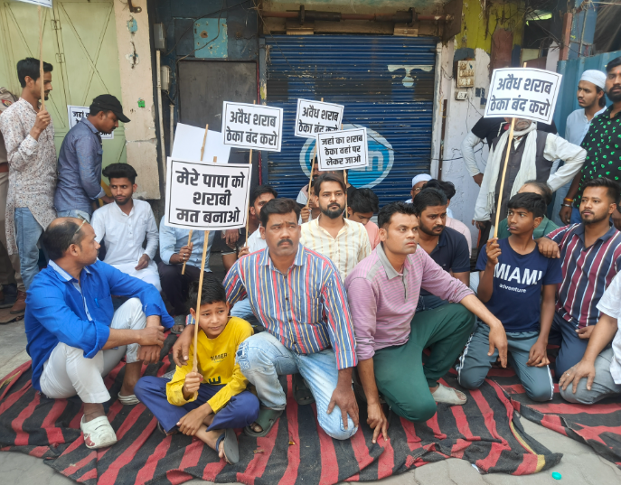 लखनऊ: शराब दुकान खुलने पर लोग आक्रोशित, किया हंगामा