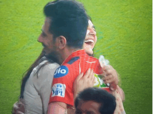 मोहाली में प्रीति जिंटा ने चहल को गले लगाया, पंजाब के फैंस झूमे