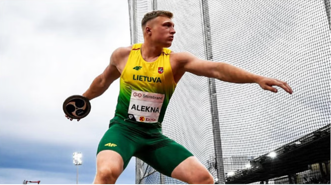 एमबाप्पे को छह साल में मिला पहला रेड कार्ड