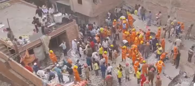 दिल्ली: 4 मंजिला बिल्डिंग गिरी, 4 की मौत, 10 की फंसने की आशंका