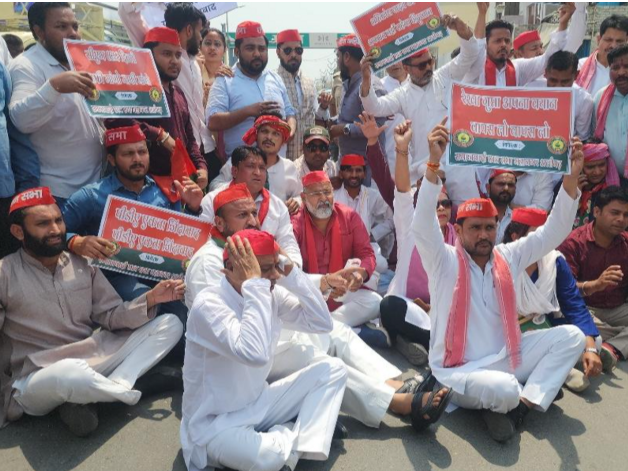 अलीगढ़: सपाइयों ने CM रेखा गुप्ता के खिलाफ किया प्रदर्शन