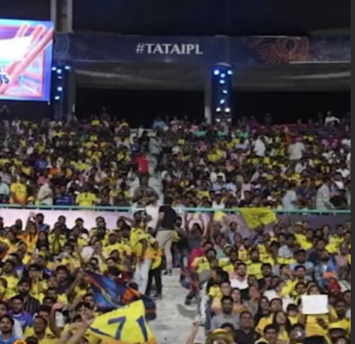 लखनऊ की हार से ज्यादा धोनी की जीत की खुशी, तरह-तरह के लिखे पोस्टर