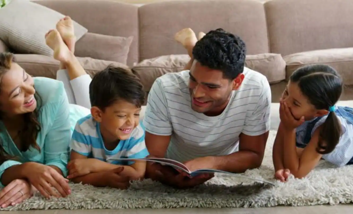 माता-पिता से मिला प्यार बच्चों के जीवन पर डालता है प्रभाव