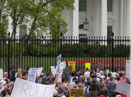 सरकारी नौकरियों में छंटनी करने पर लोगों का विरोध, राष्ट्रपति आवास घेरा