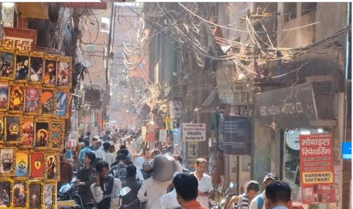 वाराणसी में मस्जिदें टूटने से लोगों में आक्रोश,विरोध जारी