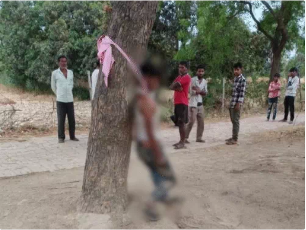लखनऊ: पेड़ से बांधा युवक का मिला शव, मारपीट की जताई आशंका