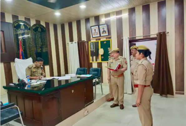 बदायूं में साप्ताहिक पुलिस परेड का निरीक्षण