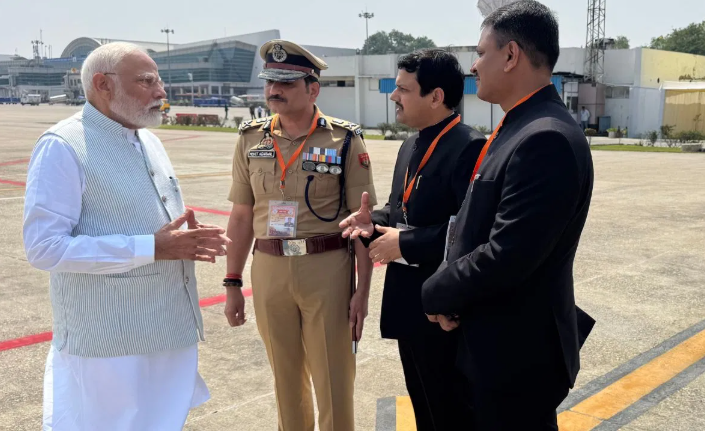 1 दिवसीय दौरे पर काशी पहुंचे पीएम, रेप कांड के बारे में ली रिपोर्ट