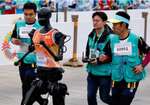 चीन में इंसानों और 21 रोबोट्स के बीच हुई मैराथन दौड़, रोबोट्स ने लगाई 21KM तक इंसानों से रेस