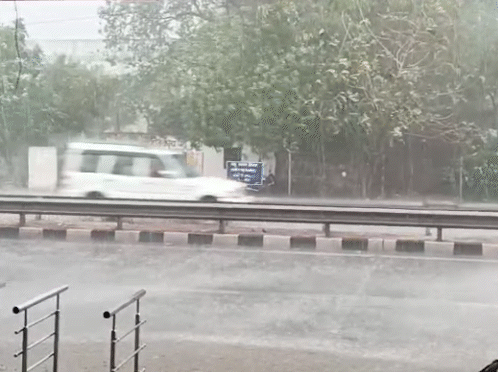 वाराणसी में तेज आंधी के साथ हुई बारिश