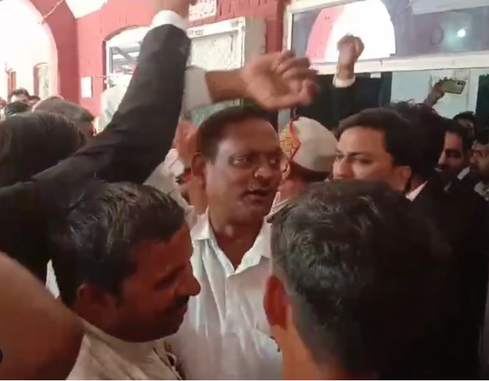 डीएम द्वारा संघ को भेजे नोटिस को लेकर विरोध, न्यायालय का बहिष्कार