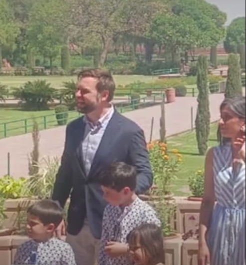 अमेरिकी उपराष्ट्रपति बेटी को गोद में लेकर घूमे ताजमहल