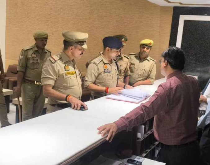 वाराणसी: पुलिस ने आधी रात 10 होटल-लॉज में की जांच