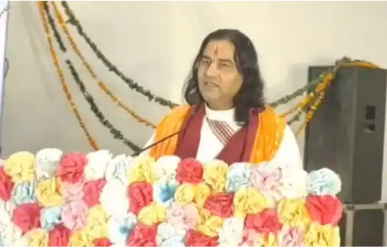 अलीगढ़: कार्यक्रम में शामिल हुए देवकीनंदन महाराज, बोले -AMU में मस्जिदें हैं मंदिर क्यों नहीं
