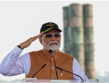 आदमपुर एयरबेस पर पहुंचे PM मोदी,पाक को किया बेनकाब