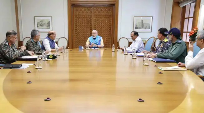 मोदी ने ली उच्चस्तरीय बैठक, तीनों सेनाध्यक्ष और NSA रहे मौजूद