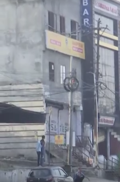 जम्मू-कश्मीर में बाजार खुले, सड़कों पर निकले लोग, 35 कैंसिल ट्रेनें शुरू