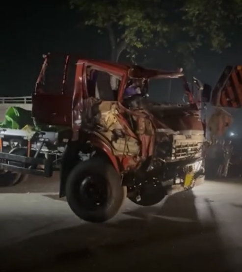 रायपुर: ट्रक और ट्रैलर की टक्कर,13 लोगों की मौत, 50 घायल