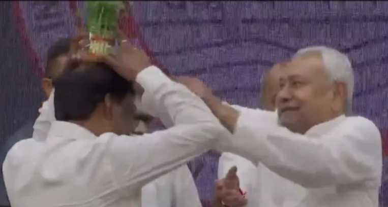 आखिर ये क्या हो जाता है CM नीतीश को ? उनकी वीडियो हो रही है वायरल