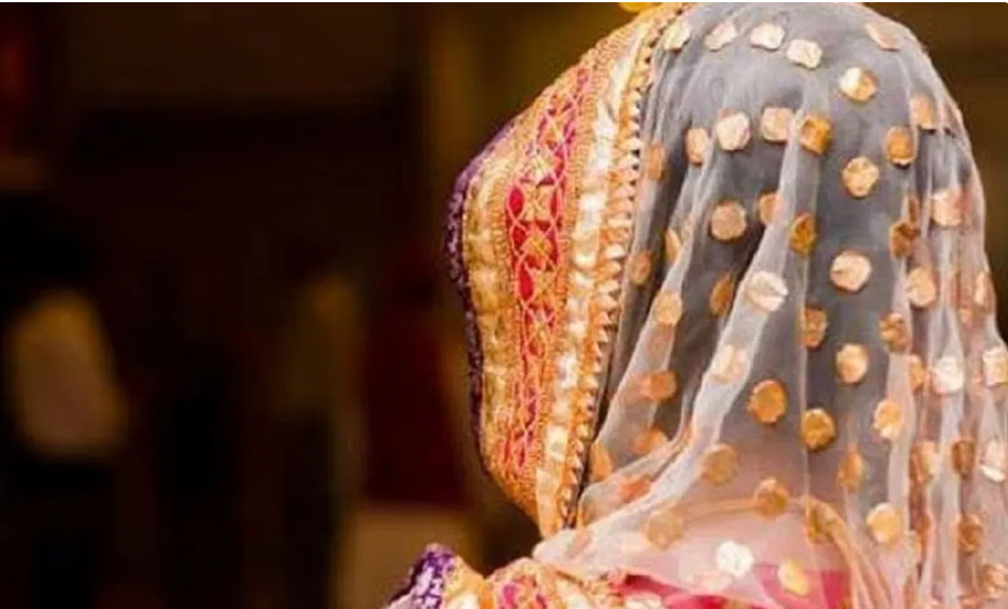 पड़ोसी बना बॉयफ्रेंड, पति ने दिखाया बड़प्पन… हंसी खुशी की एक डील और सौंप दी बीवी