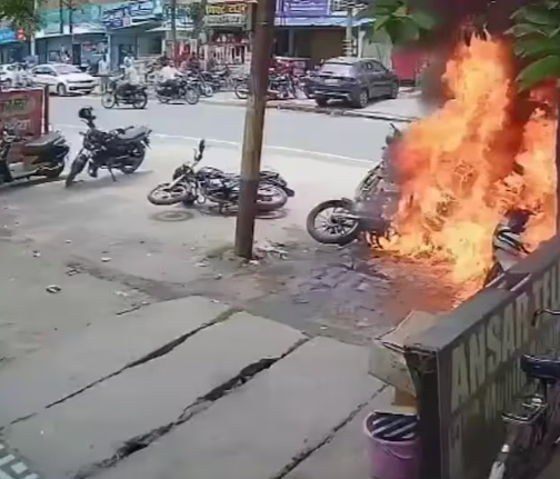बस्ती: दो पक्षों में हुई जमकर मारपीट, विरोधी पक्ष ने बोलेरो और बाइक को आग