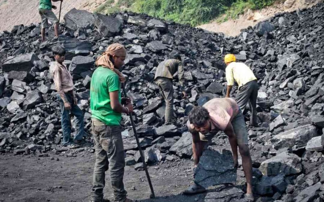 कोयला खनन के ब्लास्ट से रायगढ़ में घरों की दीवारों में दरारें: ग्रामीणों का धरना
