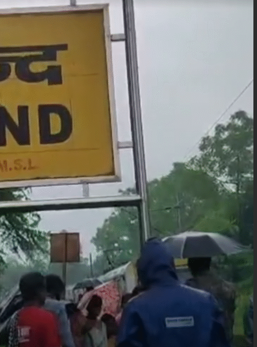 चलती ट्रेन के आगे कूदा दंपती, पत्नी की मौत, लव मैरिज से परिवार का सहयोग नहीं मिलने से उठाया कदम