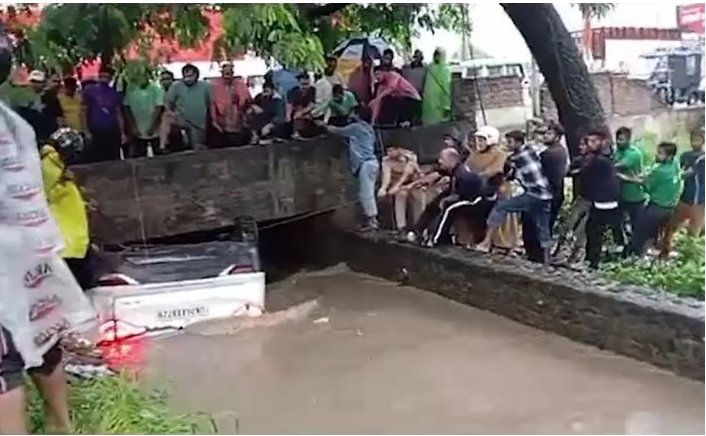 कच्छ: हल्द्वानी में कार नहर में गिरी, 4 की मौत, राज्य के बाकी हिस्सों में ऑरेंज अलर्ट लागू