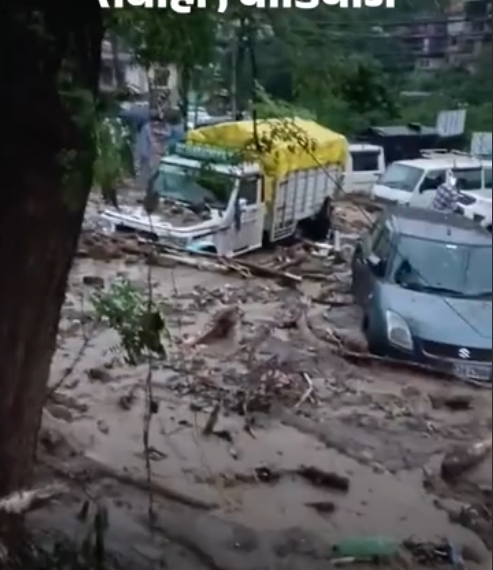 हिमाचल के मंडी में बादल फटा, राजस्थान की सड़कों पर चलीं नावें
