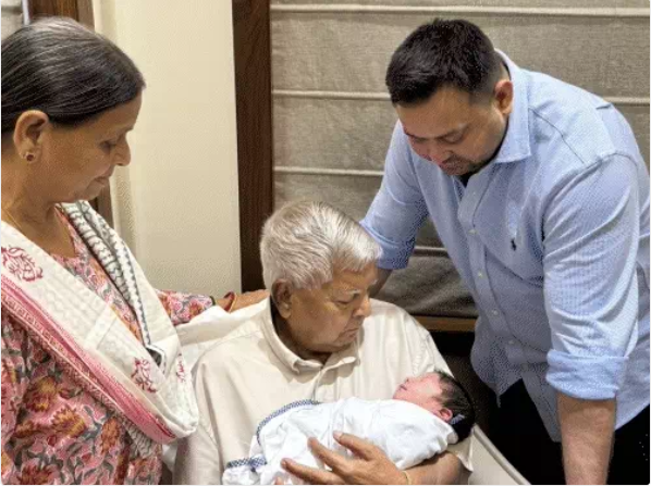 बेटे इराज को रिसीव करने एयरपोर्ट पहुंचे तेजस्वी