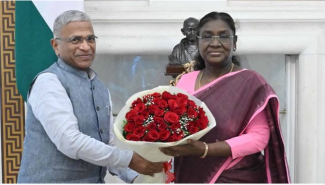 राज्यसभा के सभापति हरिवंश ने राष्ट्रपति भवन में द्रौपदी मुर्मू से की मुलाकात