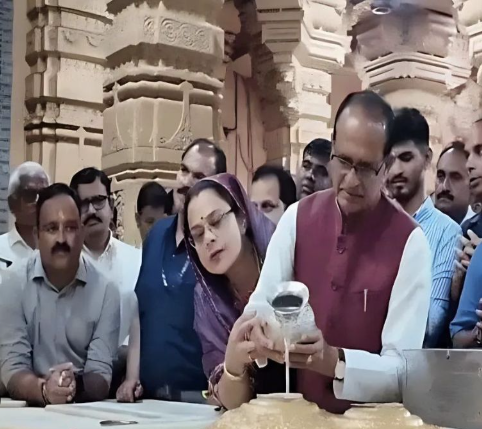 फ्लाइट पकड़ने की जल्दबाजी में पत्नी को भूले शिवराज सिंह, एक किमी के बाद वापस लौटे फिर पत्नी को ले गे साथ