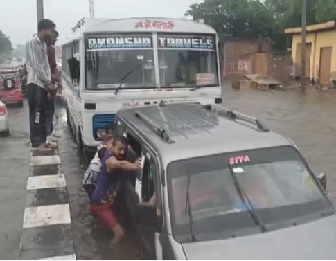 दिल्ली-सहारनपुर हाईवे पर भारी जलभराव