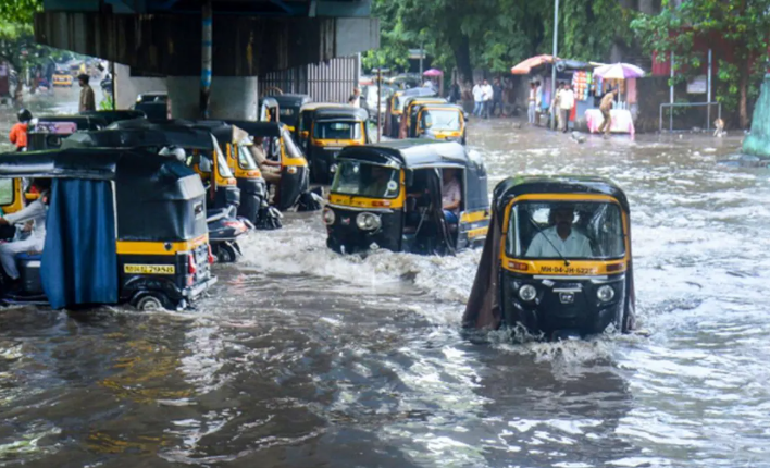 मुंबई में भारी बारिश से जनजीवन प्रभावित, कई इलाकों में जलजमाव