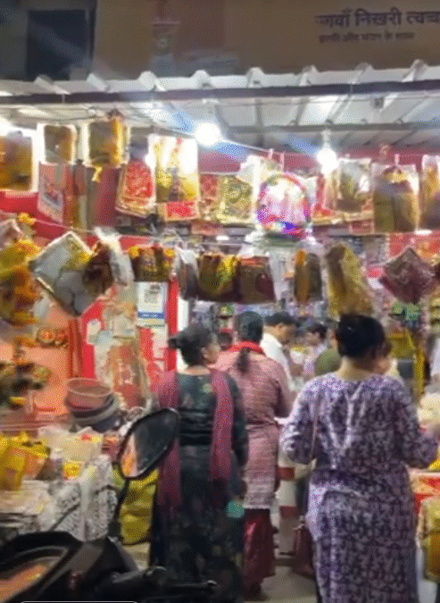 प्रयागराज: जन्माष्टमी पर बाजारों में रौनक, राधा-कृष्ण की पोशाकों व सजावट की धूम