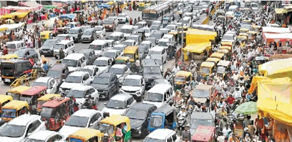  कानपुर के ट्रैफिक में ऐसे फंसी गाड़ी, 30 मिनट तक दर्द से तड़पते रहे दो मरीज