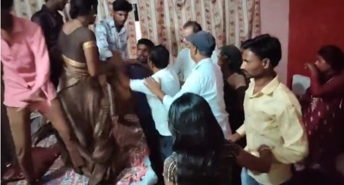 समोसा न लाने पर पत्नी ने पति को पिटवाया… ससुर को भी नहीं छोड़ा