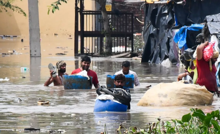 दिल्ली में दिखने लगे बाढ़ के निशान, यमुना के पानी में डूब गया रिंग रोड…