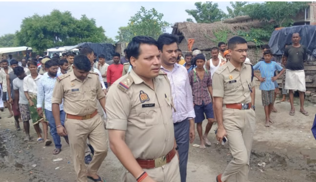लखीमपुर खीरी में 20 लोगों से भरी नाव शारदा नदी में पलटी