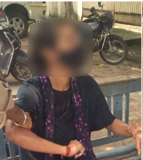 UP: सीएम आवास पहुंची महिला, अचानक करने लगी आत्मदाह की कोशिश