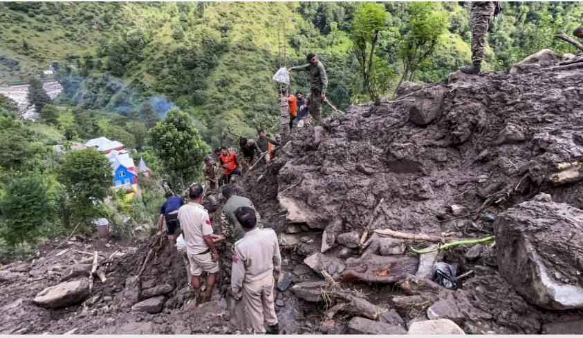 जम्मू-कश्मीर: मेंढर के कलाबन गांव में भू-धंसाव से तबाही, 700 से अधिक लोग सुरक्षित स्थानों पर भेजे गए