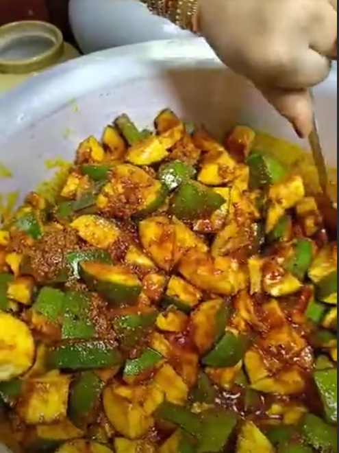 घर का बना अचार: स्वाद ही नहीं, यादों की सौगात