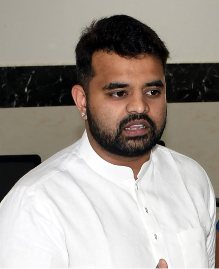 Rapist Prajwal Revanna को Jail में VIP ट्रीटमेंट? मजदूरी मनरेगा मजदूरों से भी ज्यादा*