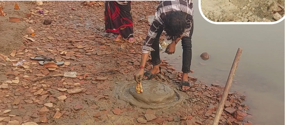 छठ पूजा के लिए बनाए गए बेदियों की सुरक्षा करते हैं लक्ष्मी-गणेश; गाजीपुर के इस गंगा घाट की क्या है मान्यता?